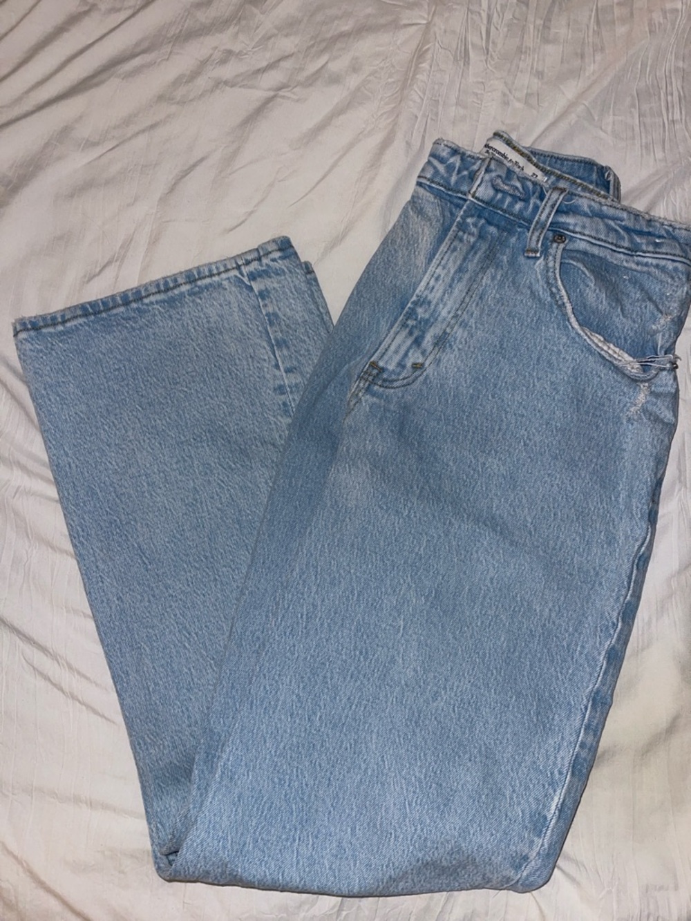 Abercrombie & Fitch Curve Love 90’s Relaxed Jean - Light Wash